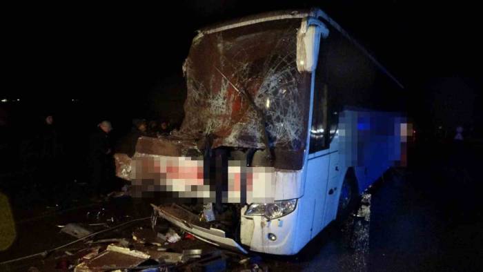 Çanakkale’de Yolcu Otobüsü İle Kamyon Çarpıştı: 3’ü Ağır 9 Yaralı