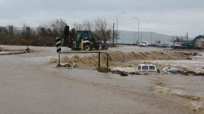 Kepez Deresindeki Taşkın Devam Ediyor, Sahil Yolu Trafiğe Kapalı