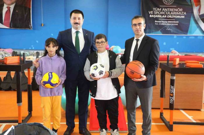 Diyadin’de Gençlere Spor Malzemesi Desteği