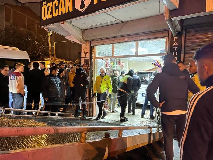 Esenyurt’ta Araç Tütüncü Dükkanına Girdi: 2 Yaralı