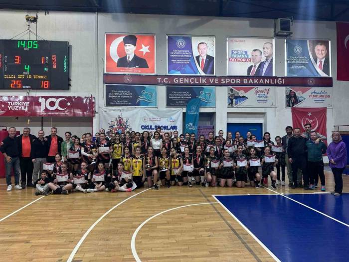 Voleybol Şampiyonu Bilgi Ortaokulu Oldu