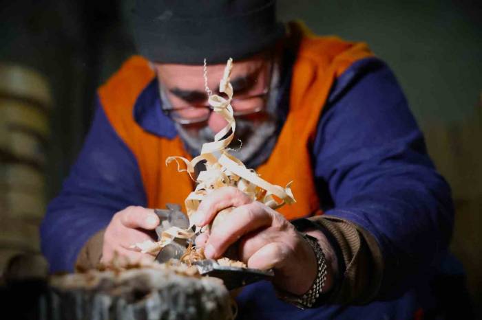 Ekmek Teknesinde 25 Yıldır Ahşaba Şekil Veriyor