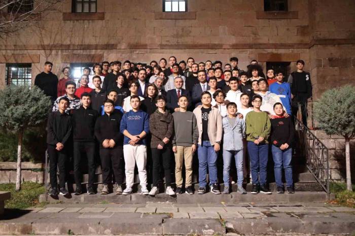 Rektör Prof. Dr. Altun, Talas Gençlik Merkezi’nde Öğrenciler İle Buluştu