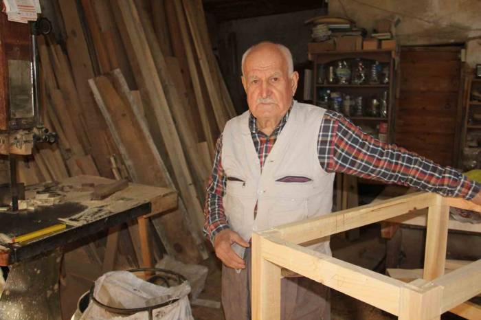 İş Yeri Tabelası Gibi, Kendi De Yıllara Meydan Okuyor