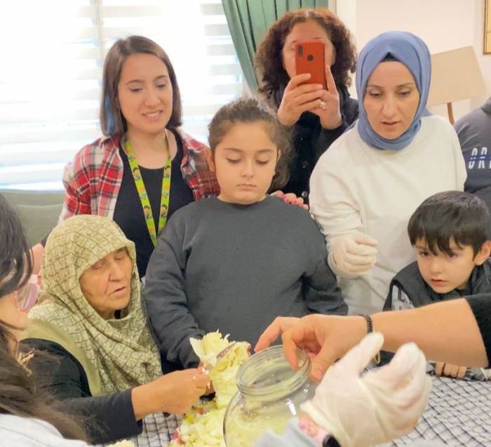 Bu Merkez Yaşlılar İle Çocukları Bir Araya Getiriyor