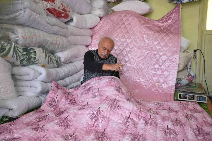 11 Yaşından Beri Yaptığı Yorgancılığı Yaşatmaya Çalışıyor