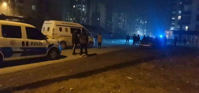 Otomobilden Tüfekle Ateş Açıldı, Evinin Önündeki Çocuk Yaralandı