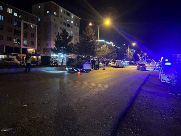 Otomobil İle Kamyonet Çarpıştı 3 Yaralı