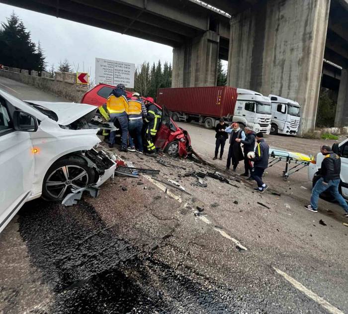 Kocaeli’de 2 Araç Kafa Kafaya Çarpıştı: 3 Yaralı