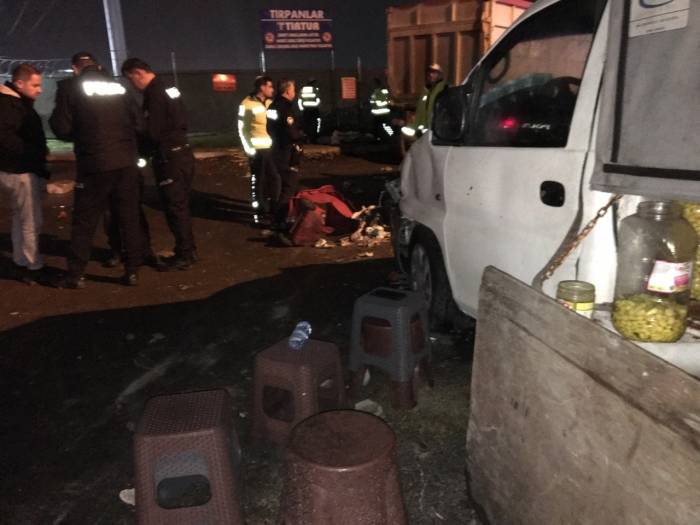 Tır, Köfte Yiyen Müşterilerin Arasına Daldı: 5 Yaralı