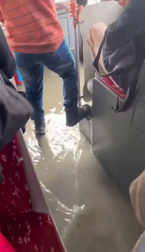 Küçükçekmece’de İett Otobüsünü Su Bastı: O Anlar Kamerada