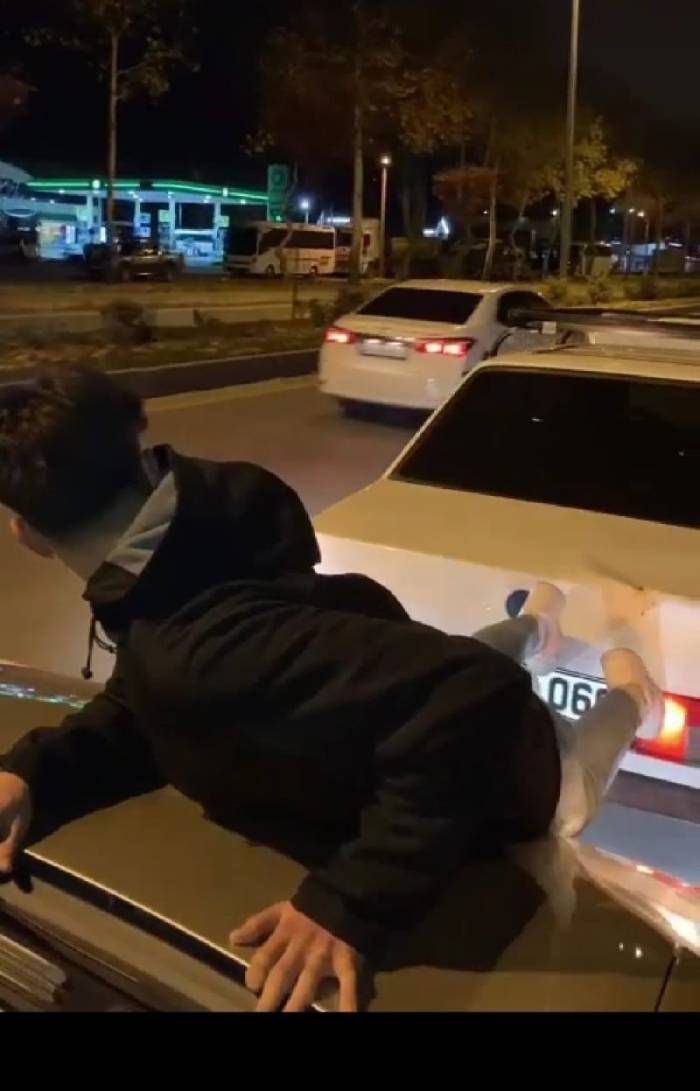 Bir Garip Yol Yardımı: Yolda Kalan Aracı Ayaklarıyla Böyle İtti