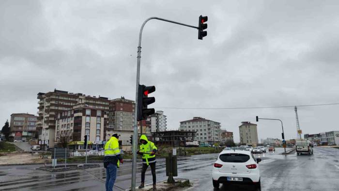 Şiddetli Rüzgar Trafik Işıklarını Ters Çevirdi