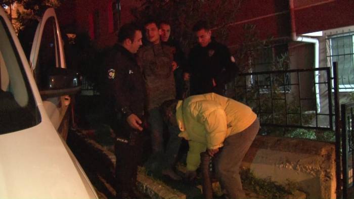 Üsküdar’da Sinir Krizi Geçiren Genç Kendisini Odaya Kilitledi