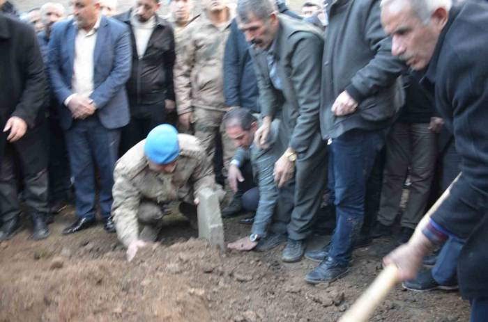 Albay, Vefat Eden Korucubaşının Mezarına Kendi Elleriyle Toprak Attı