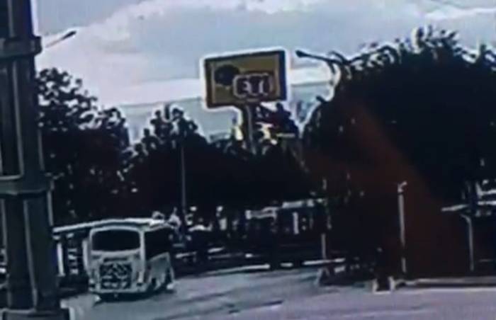 Tramvaya Çarpmamak İçin Direksiyonu Kırdı, Yayaya Çarptı; 1 Kişi Yaralandı