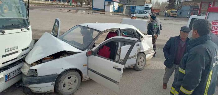 Erciş’te Zincirleme Trafik Kazası: 2 Yaralı