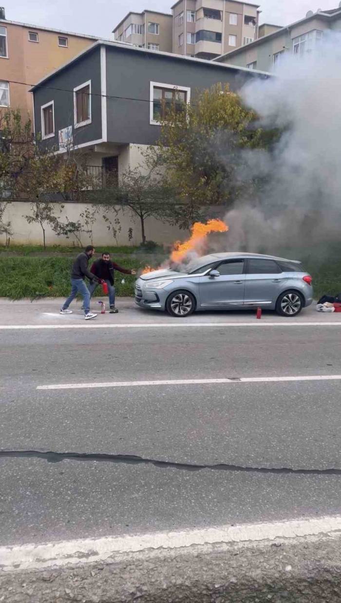 Kartal’da Yanan Aracı Söndürmek İçin Vatandaşlar Seferber Oldu