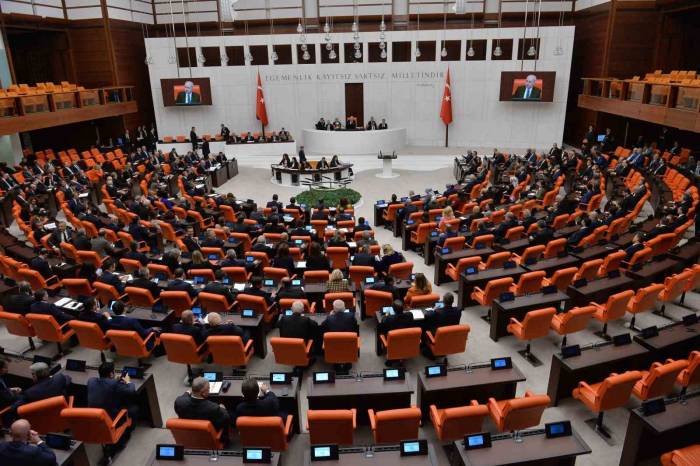 Son 7 Ayda Meclis’te 600 Milletvekilinden 61’i Partilerinden İstifa Etti