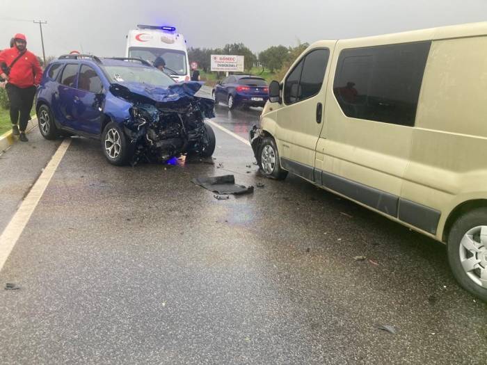 Balıkesir’de Ters Yönden Gelip Refüjü Aşan Araç Dehşet Saçtı: 8 Yaralı