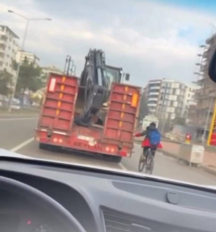Batman’da Tıra Tutunan Bisiklet Sürücüsü Kazaya Davetiye Çıkardı