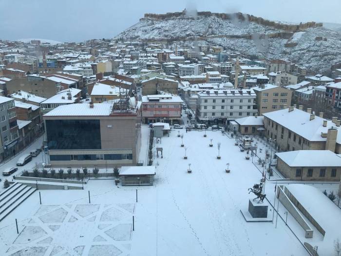 Bayburt Pazar Gününe Kar Yağışıyla Uyandı