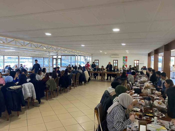 Öğrencilerin Yanında Olduğunu Belirtti