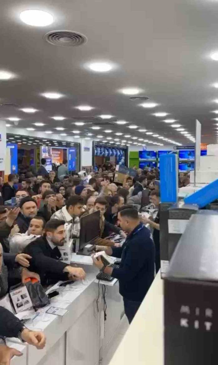 Mağaza Açılışında Vatandaşların İzdihamı Kamerada