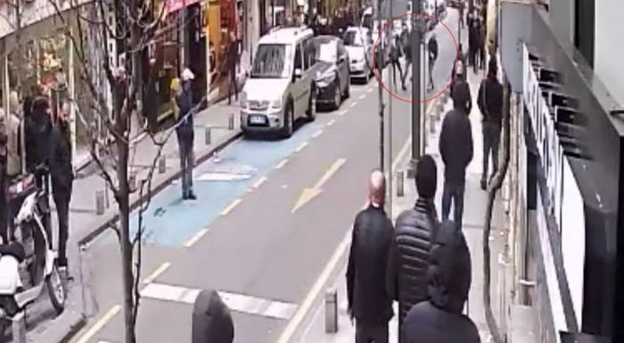 İstanbul’da Bıçaklı Omuz Atma Kavgası Kamerada: Baba Ve Oğlu Önce Dövdü Sonra Bıçakladı