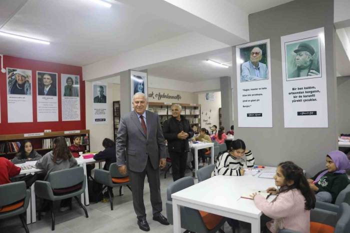 Başkan Atay Kitap Kafe’de Çocuklarla Buluştu