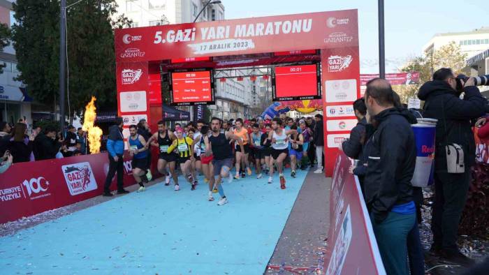 5. Gazi Yarı Maratonu Bin 300 Sporcunun Katılımıyla Gerşekleştirildi
