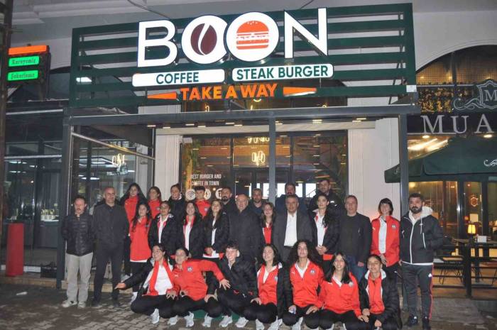 Yüksekova Belediyespor Kadın Futbol Takımı Yemekte Bir Araya Geldi