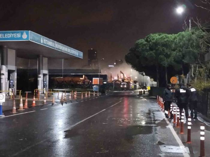 İbb Deposunda Yangın Paniği