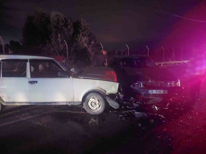 İzmir’de İki Araç Kafa Kafaya Çarpıştı: 3 Yaralı