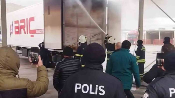 Edirne’de Bebek Maması Yüklü Tırda Çıkan Yangın Söndürüldü
