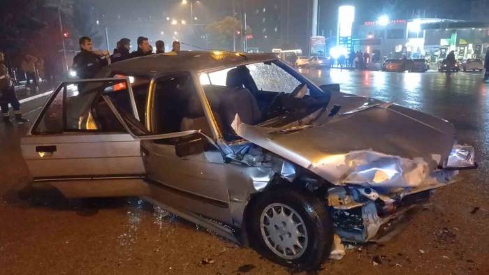 Kırıkkale’de İki Otomobil Kafa Kafaya Çarpıştı: 9 Yaralı