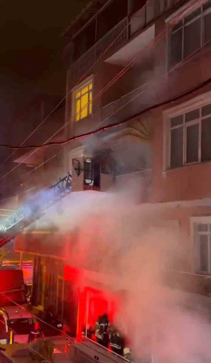 Kocaeli’de Yangın Paniği : Mahsur Kalan Kadını İtfaiye Kurtardı