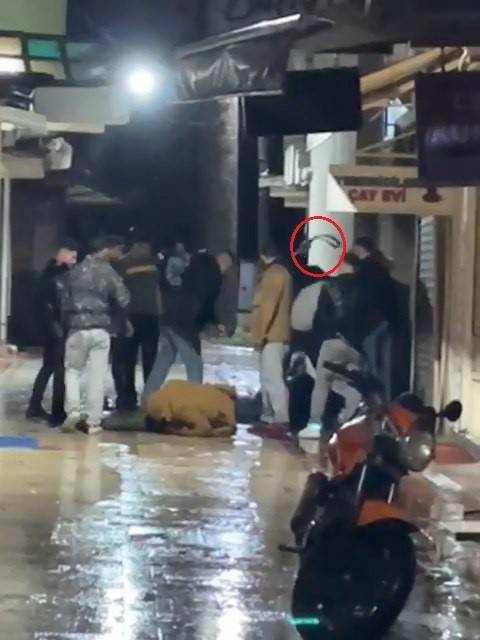 Yerdeyken Tekmeleyip Kemerle Dövdüler: Dehşet Anları Kamerada