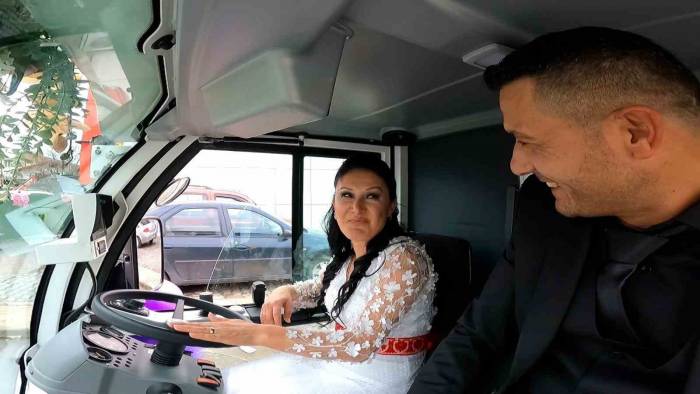 Kullandığı Süpürge Aracı Gelin Arabası Oldu