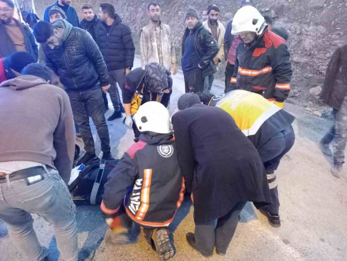 Pikap İle Motosiklet Çarpıştı: 2 Yaralı