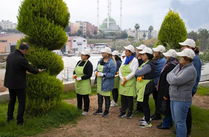 Mersin’de Kadınlara Uygulamalı Budama Eğitimi