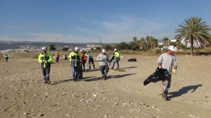 Silifke’de “Denizlere Mavi Yakışır” Sloganı İle Sahil Temizliği Yapıldı