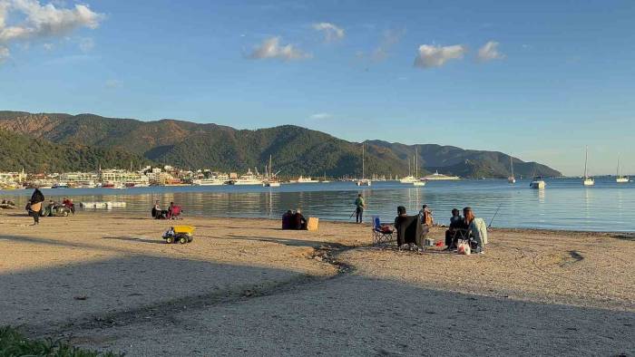 Marmaris’te Vatandaşlar Güneşli Havanın Keyfini Çıkardılar