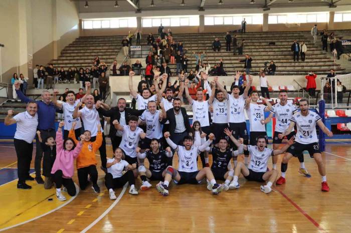 Filenin Efelerini Rakibini Mağlup Etti