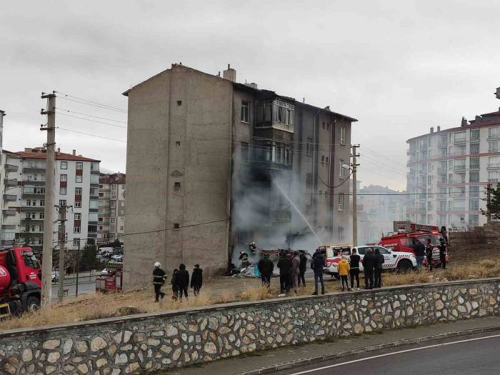 Niğde’de 4 Katlı Binada Yangın Paniği