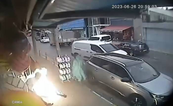 Alev Alan Kamp Ocağını Eliyle Taşıyıp Tekmeleyerek Söndürdü