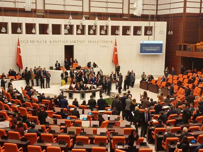 Ak Partili Milletvekilleri Tbmm’de Söz Verilmemesini Protesto Etti