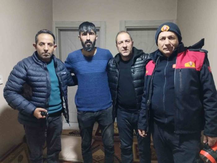 Ağrı’da Tipide Kaybolan Atını Arayan Vatandaş Kurtarıldı