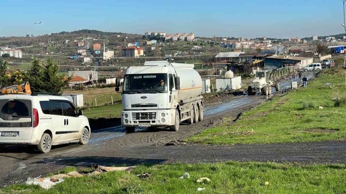 Mahalle Sakinleri İsyan Etti, Kamyonu Durdurup Yolu Trafiğe Kapattı
