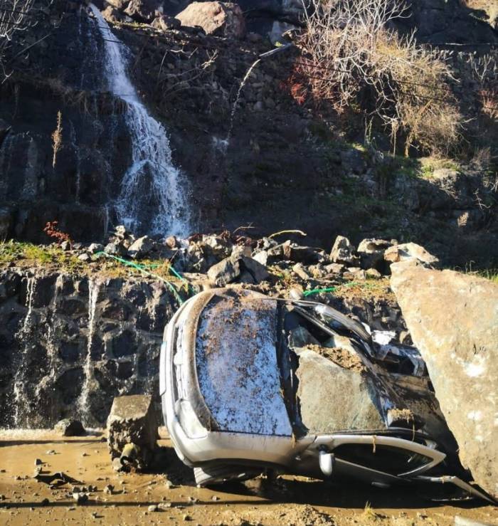 Yamaçtan Kopan Kayalar İlçe Başkanının Aracına Düştü